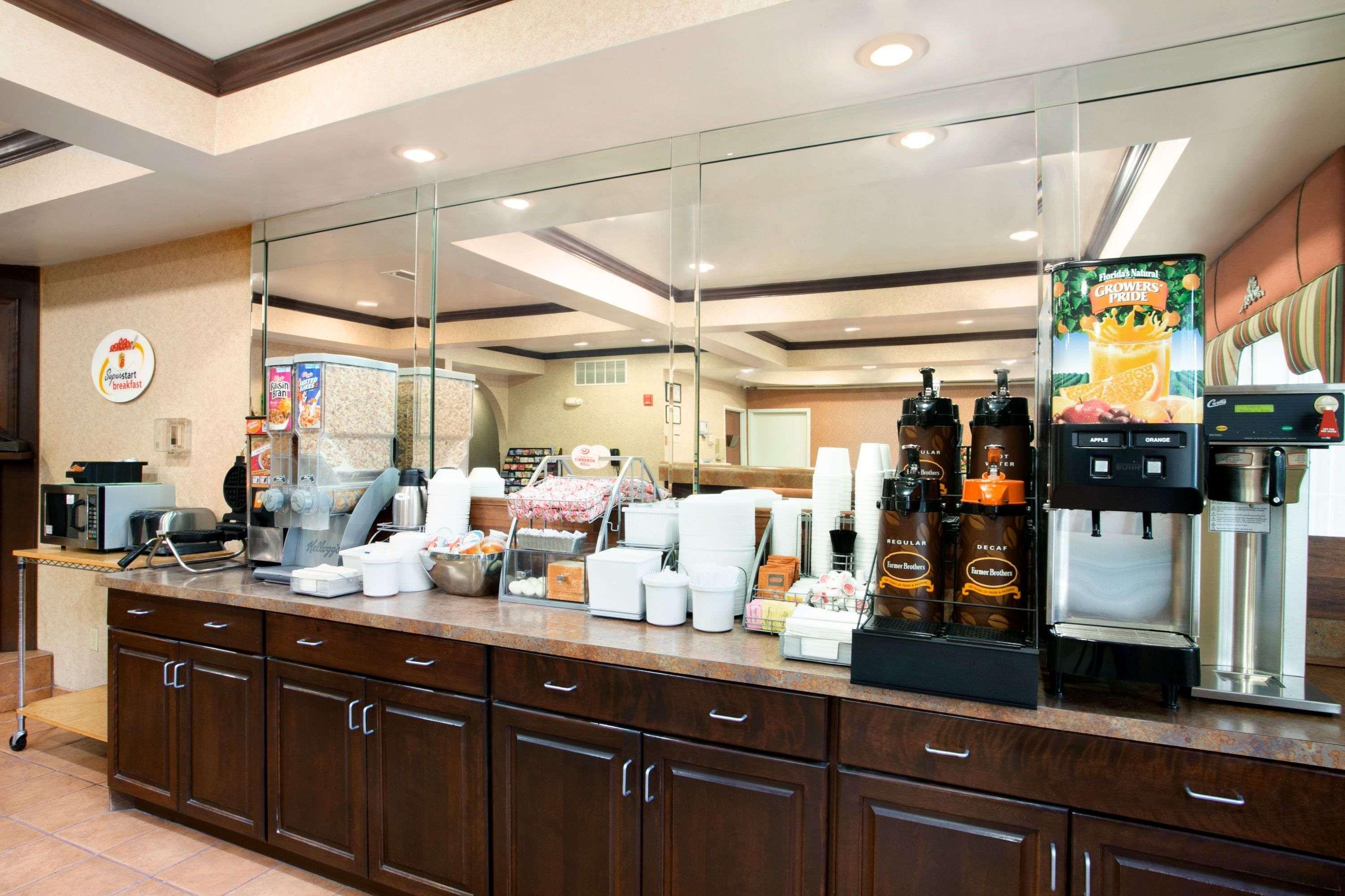 Super 8 By Wyndham Grayville Exterior photo